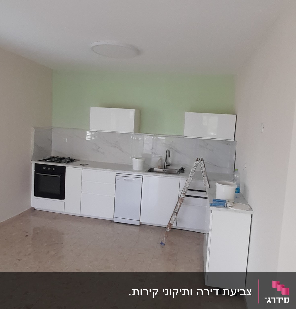 סולם, דלי וצבע במטבח במהלך צביעה